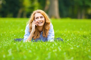 sarışın kadın yeşil çim cep telefonu konuşma