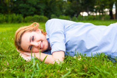 ormandaki mutlu küçük çocuk