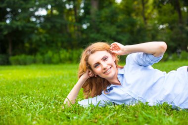 ormandaki mutlu küçük çocuk