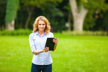 tablet Park ile genç bayan