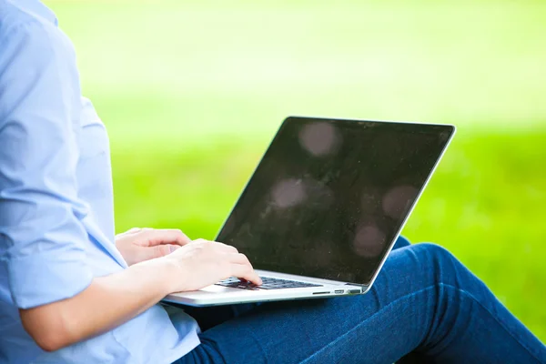 Gyönyörű nő ül a parkban, laptop — Stock Fotó