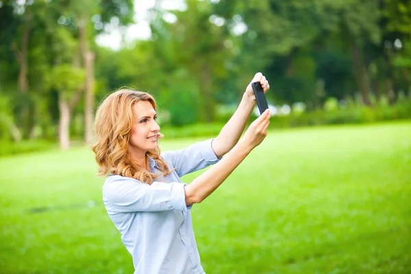 Trevlig kvinna ta bilder med smartphone — Stockfoto