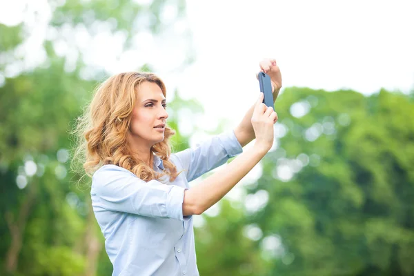 Pěkná žena, fotografování s smartphone — Stock fotografie