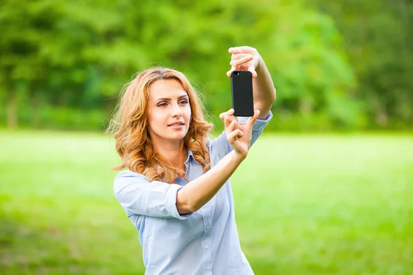 Mulher agradável tirar fotos com smartphone — Fotografia de Stock