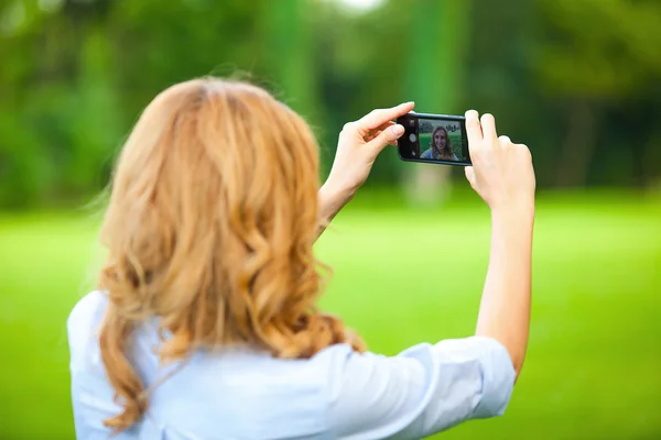 Güzel kadın smartphone ile fotoğraf çekmek — Stok fotoğraf