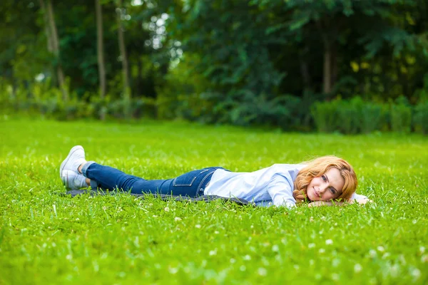 Sonriente rubia mujer en verde hierba mostrando amor —  Fotos de Stock