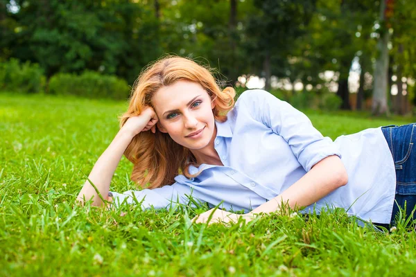 美丽的年轻女子在草丛中轻松 — 图库照片