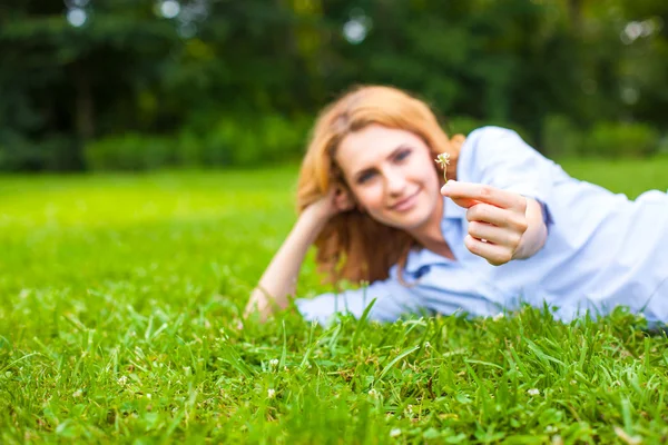 Krásná mladá žena v trávě — Stock fotografie