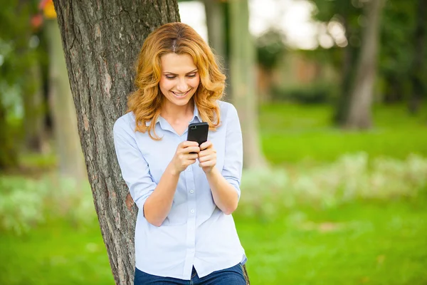 Güzel bir genç kadın cep telefonunu kullanma — Stok fotoğraf