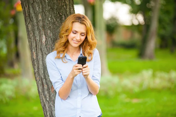 Güzel bir genç kadın cep telefonunu kullanma — Stok fotoğraf