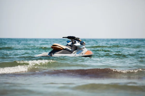 Jet ski dans l'eau — Photo