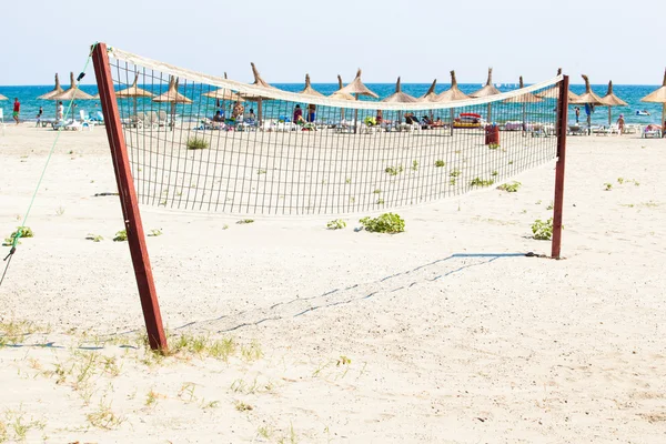 Волейбольная сетка на пляже — стоковое фото