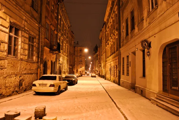 Lviv straat vallende sneeuw 's nachts — Stockfoto