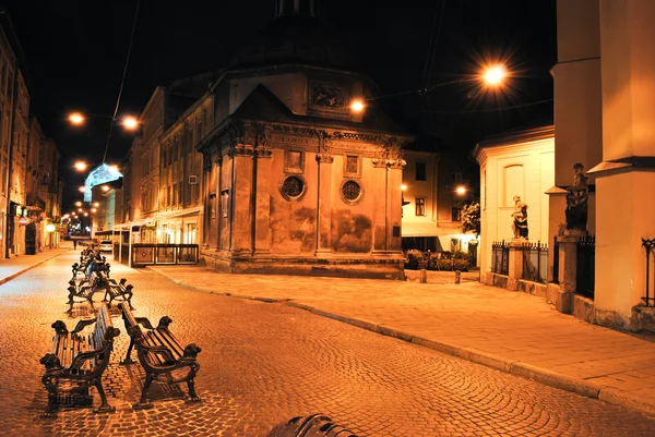 Een oude kathedraal in het centrum van lviv — Stockfoto