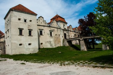 girişteki bir köprü ile bir antik kale