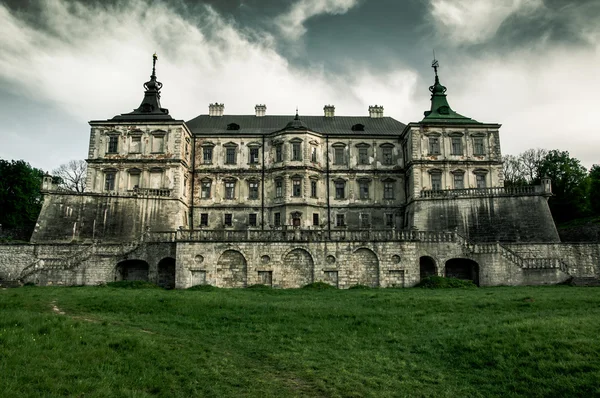 Castello medievale con cielo scuro su sfondo Immagine Stock