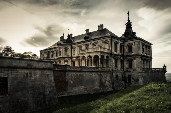 Un antico castello medievale e cielo scuro Foto Stock