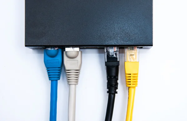 4 kablar som är anslutna till routern — Stockfoto