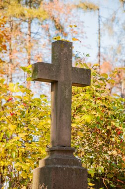 taş anıtın üzerinde defin töreni