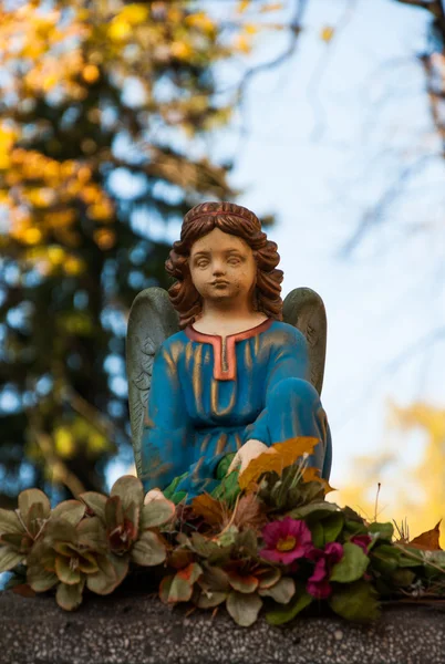 Escultura de un ángel sobre la tumba — Foto de Stock