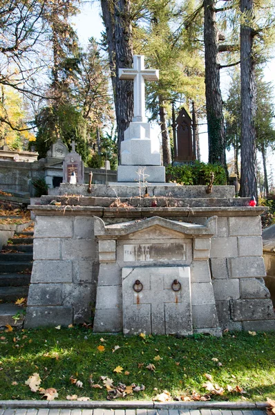 Старое захоронение на кладбище — стоковое фото