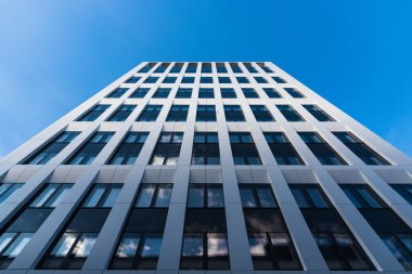 Arka planda mavi gökyüzü olan modern ofis binası