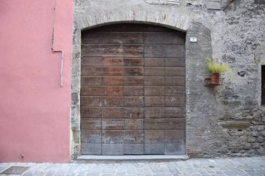 Ortaçağ ahşap kapıları koleksiyonu, Vado 'daki Sant' angelo 'da çekildi, İtalya' da bulunan çok eski bir ortaçağ ve Roma pesinosu, tam olarak Pesaro ve Urbino vilayetindeki Marş 'ta.