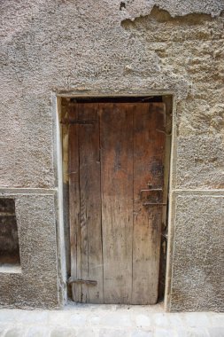 Ortaçağ ahşap kapıları koleksiyonu, Vado 'daki Sant' angelo 'da çekildi, İtalya' da bulunan çok eski bir ortaçağ ve Roma pesinosu, tam olarak Pesaro ve Urbino vilayetindeki Marş 'ta.