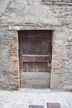 Ortaçağ ahşap kapıları koleksiyonu, Vado 'daki Sant' angelo 'da çekildi, İtalya' da bulunan çok eski bir ortaçağ ve Roma pesinosu, tam olarak Pesaro ve Urbino vilayetindeki Marş 'ta.