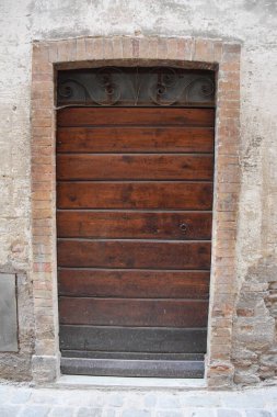 Ortaçağ ahşap kapıları koleksiyonu, Vado 'daki Sant' angelo 'da çekildi, İtalya' da bulunan çok eski bir ortaçağ ve Roma pesinosu, tam olarak Pesaro ve Urbino vilayetindeki Marş 'ta.