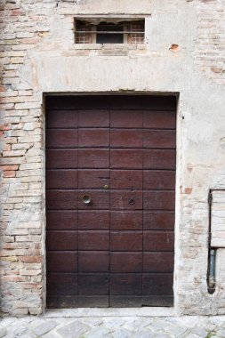 Ortaçağ ahşap kapıları koleksiyonu, Vado 'daki Sant' angelo 'da çekildi, İtalya' da bulunan çok eski bir ortaçağ ve Roma pesinosu, tam olarak Pesaro ve Urbino vilayetindeki Marş 'ta.