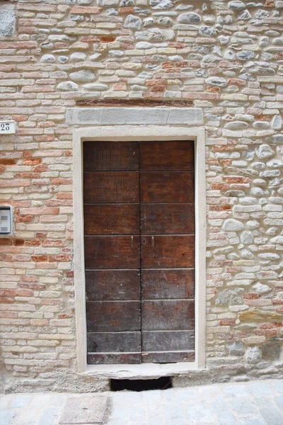 Ortaçağ ahşap kapıları koleksiyonu, Vado 'daki Sant' angelo 'da çekildi, İtalya' da bulunan çok eski bir ortaçağ ve Roma pesinosu, tam olarak Pesaro ve Urbino vilayetindeki Marş 'ta.