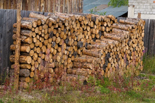 Gestapeld brandhout te leggen — Stockfoto