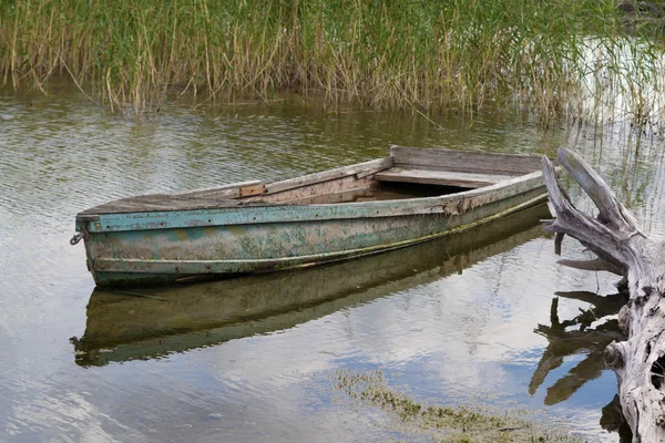 En gammal båt — Stockfoto