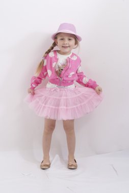 Sarışın küçük kız poz