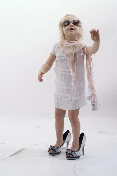 Sarışın küçük kız poz