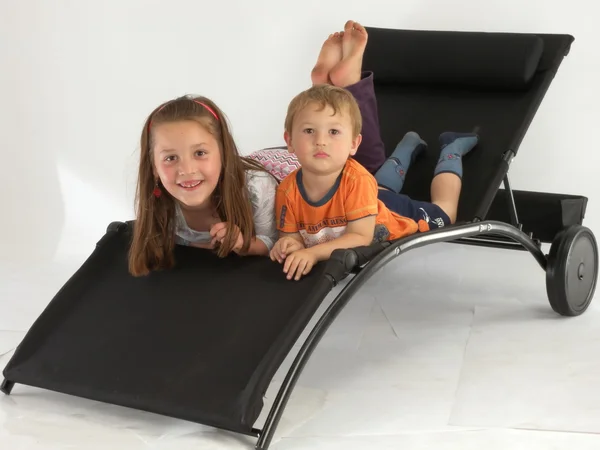 Çocuk şezlong üzerinde