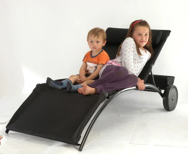 Çocuk şezlong üzerinde