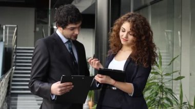 iş ortağı için konuşuyor