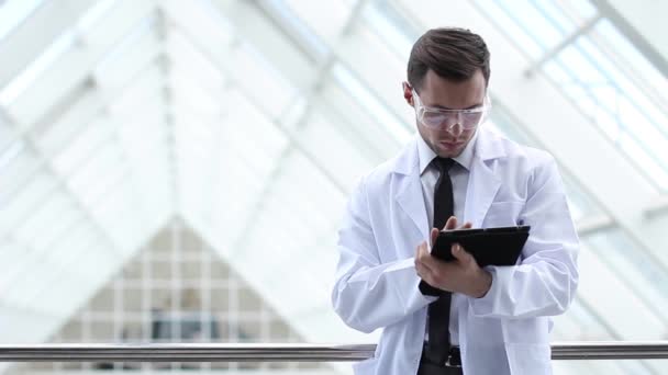 Scientist hands working on tablet computer — Stock Video