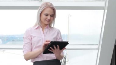 Tablet bilgisayarda çalışan iş kadını elleri