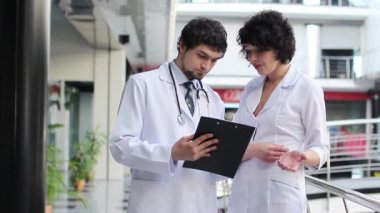 Doktor ve hemşirenin tartışma