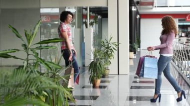 kız arkadaşı karşılar