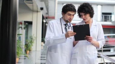 Doktor ve hemşirenin tartışma