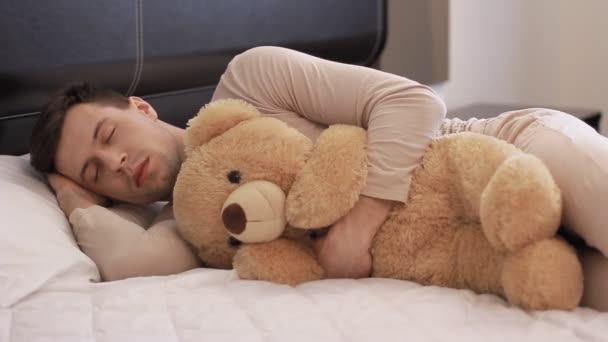 Guy is slapen met teddy bear — Stockvideo