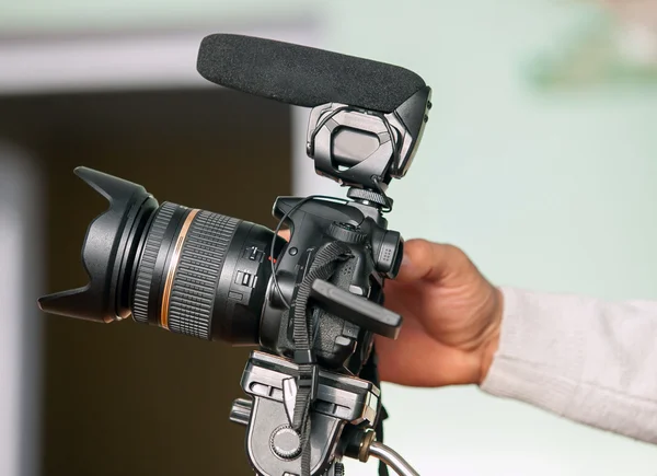 Operador de câmera de vídeo trabalhando com seu equipamento profissional — Fotografia de Stock