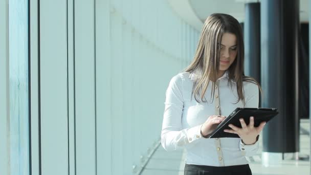 Mujer tomando notas (PAL ) — Vídeo de stock