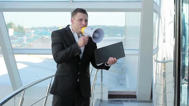 Jovem empresário da cidade anunciando suas conquistas com um megafone — Vídeo de Stock