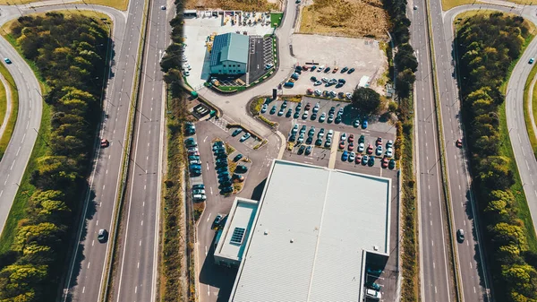 Αεροφωτογραφία Του Εμπορικού Κέντρου Χώρο Στάθμευσης Αυτοκινητόδρομο Γύρω Από Ξενοδοχείο — Φωτογραφία Αρχείου