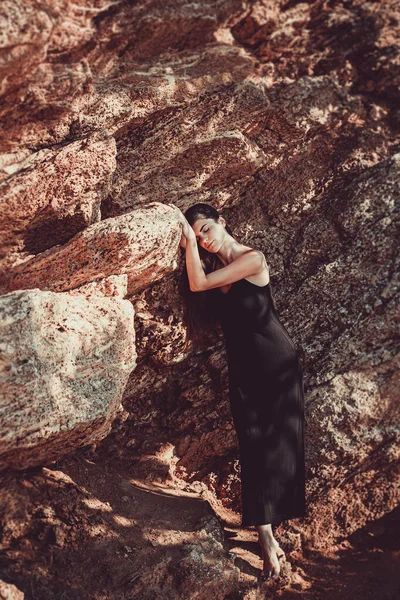 Girl Black Dress Posing Background Sand Rocks ロイヤリティフリーのストック画像